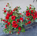 Décoration de pierre tombale avec des roses rouges - Composition + bouquet