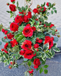 Décoration de pierre tombale avec des roses rouges - Composition + bouquet