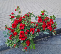 Décoration de pierre tombale avec des roses rouges - Composition + bouquet