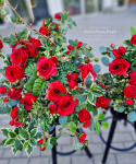 Décoration de pierre tombale avec des roses rouges - Composition + bouquet