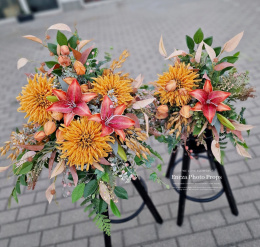 Décoration de pierre tombale avec chrysanthème rouge et sourire orange - Composition + bouquet