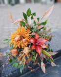 Décoration de pierre tombale avec chrysanthème rouge et sourire orange - Composition + bouquet