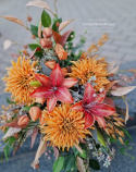 Décoration de pierre tombale avec chrysanthème rouge et sourire orange - Composition + bouquet