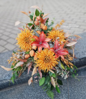 Décoration de pierre tombale avec chrysanthème rouge et sourire orange - Composition + bouquet