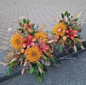 Décoration de pierre tombale avec chrysanthème rouge et sourire orange - Composition + bouquet