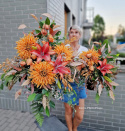 Décoration de pierre tombale avec chrysanthème rouge et sourire orange - Composition + bouquet