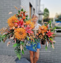 Décoration de pierre tombale avec chrysanthème rouge et sourire orange - Composition + bouquet