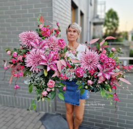 79 / 5 000 Pierre tombale avec chrysanthemum rose et lis violet - composition + bouquet