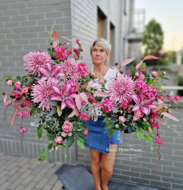 79 / 5 000 Pierre tombale avec chrysanthemum rose et lis violet - composition + bouquet