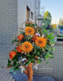 Une grande pierre tombale avec un chrysanthème rouge et orange