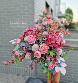 Décoration de pierre tombale avec l'hortensia de framboise et Peonia en abricot et rose