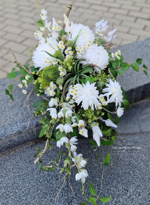 Tombstone decoration - White chrysanthemum Tombstone decoration - White chrysanthemum