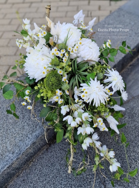 Tombstone decoration - White chrysanthemum Tombstone decoration - White chrysanthemum