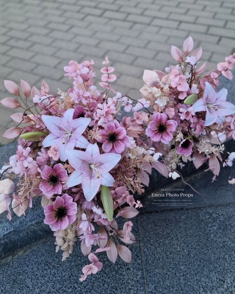 Tombstone decoration - LILIES - Composition + Bouquet Tombstone decoration - LILIES - Composition + Bouquet
