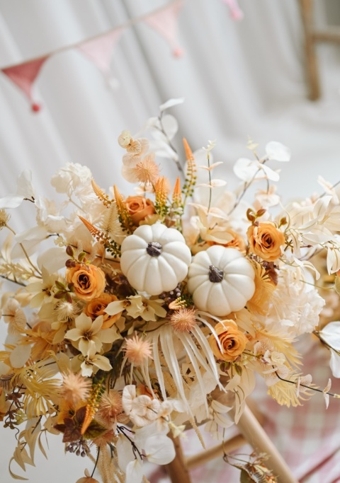 Bouquets d'automne avec des citrouilles
